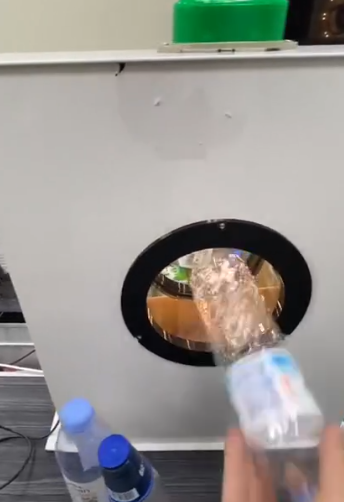 RVM 读码仓配套瓶子回收机扫码，快速识读瓶身条码，完成瓶子回收识别校验.png